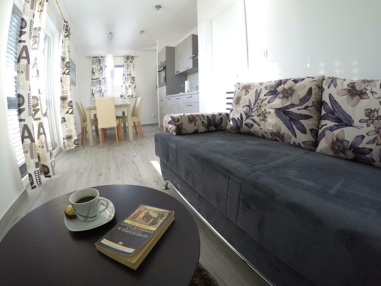 The Globetrotter'S Residence Kaštel Novi Extérieur photo
